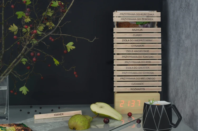 Spice-tower drewniany organizer z zegarkiem stojący.jpg